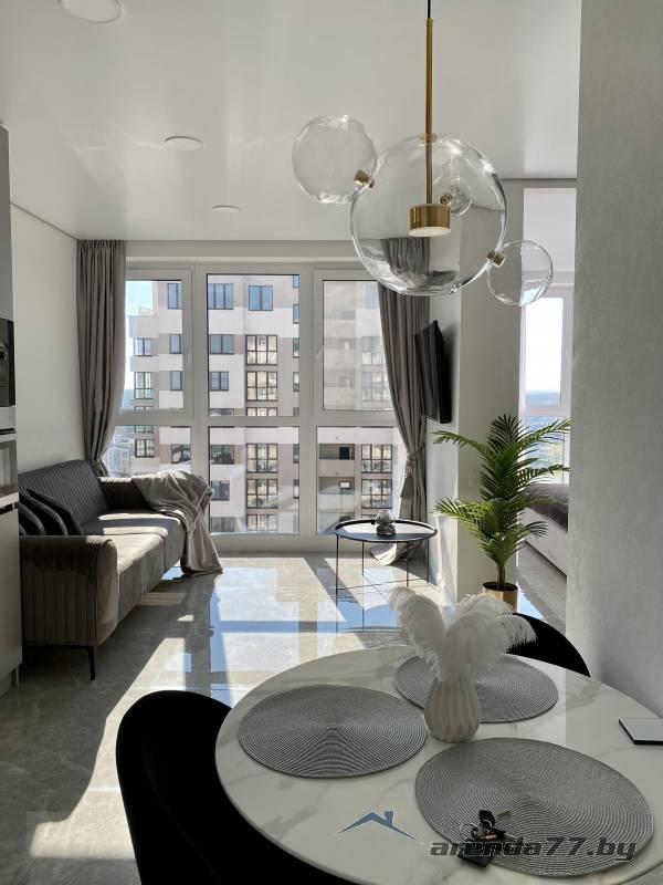 Апартаменты расположены на 18 этаже 21-го дома в престижном, новом комплексе ЖК Маяк Минска....